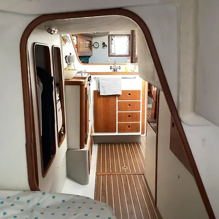 Merak Bateau-hôtel *